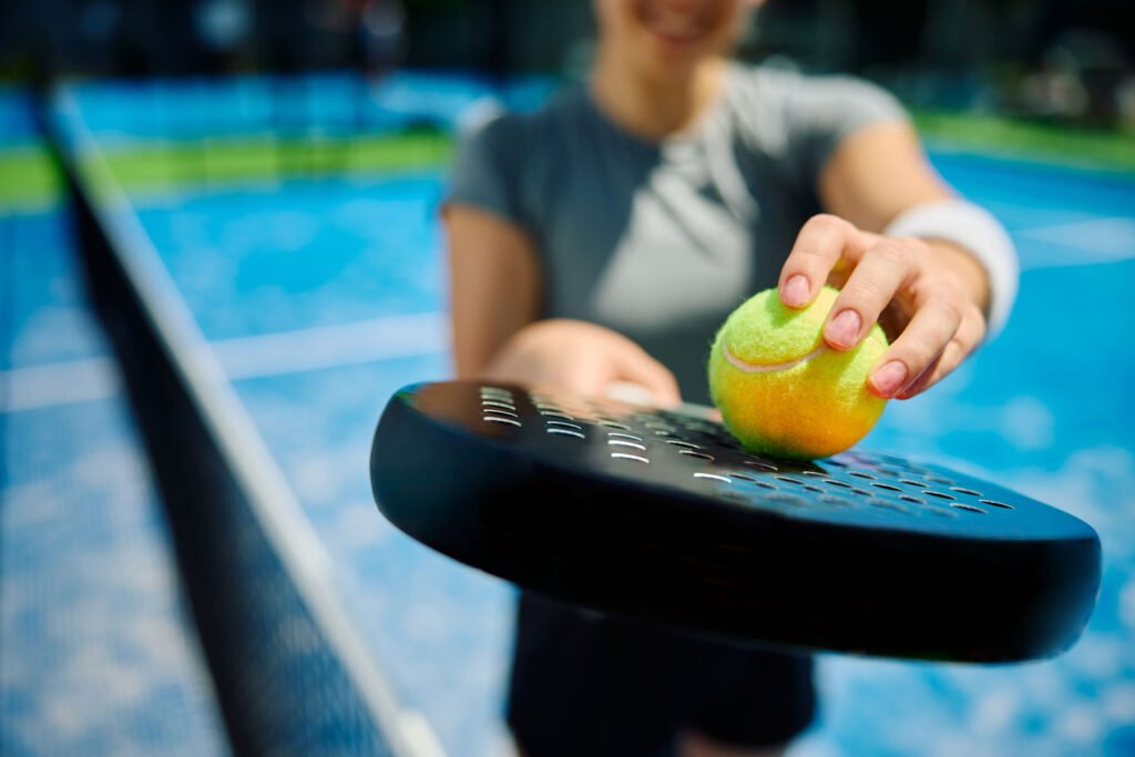 Nahaufnahme einer sportlichen Frau mit einem Paddel-Tennisschläger